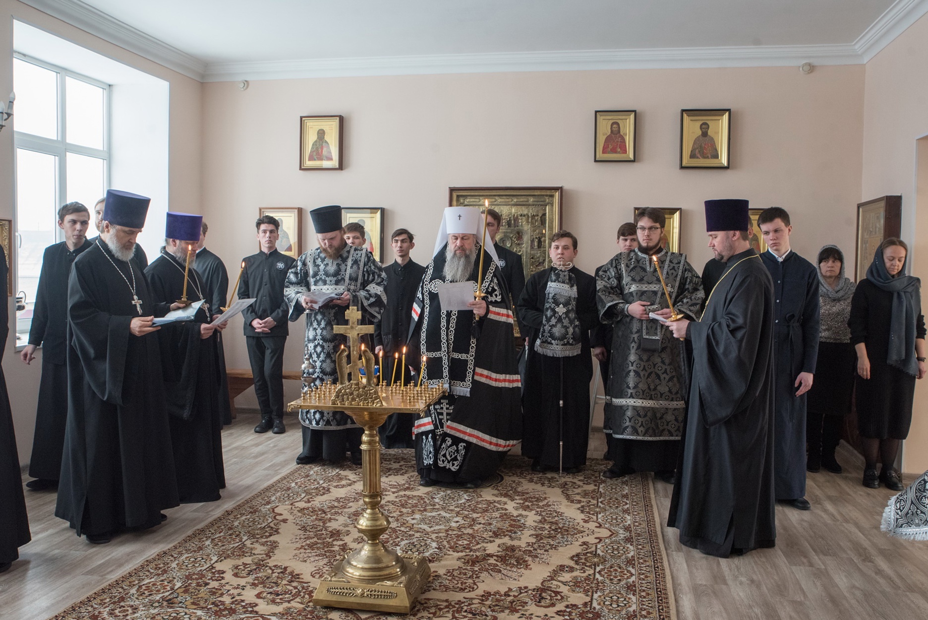 В понедельник первой седмицы Великого поста протоиерей Александр Филиппов молился за Архиерейским богослужением в храме святителя Иннокентия Иркутского при семинарии