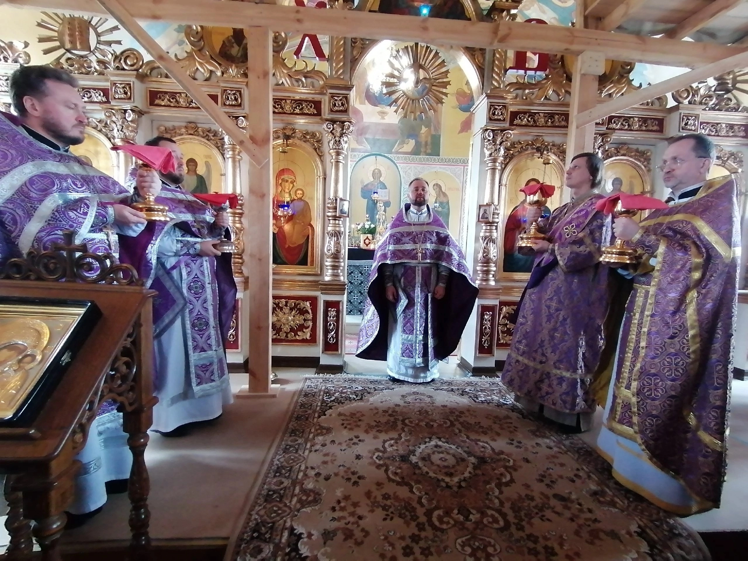 В Великий Четверг протоиерей Александр Филиппов совершил вечерню и Божественную литургию