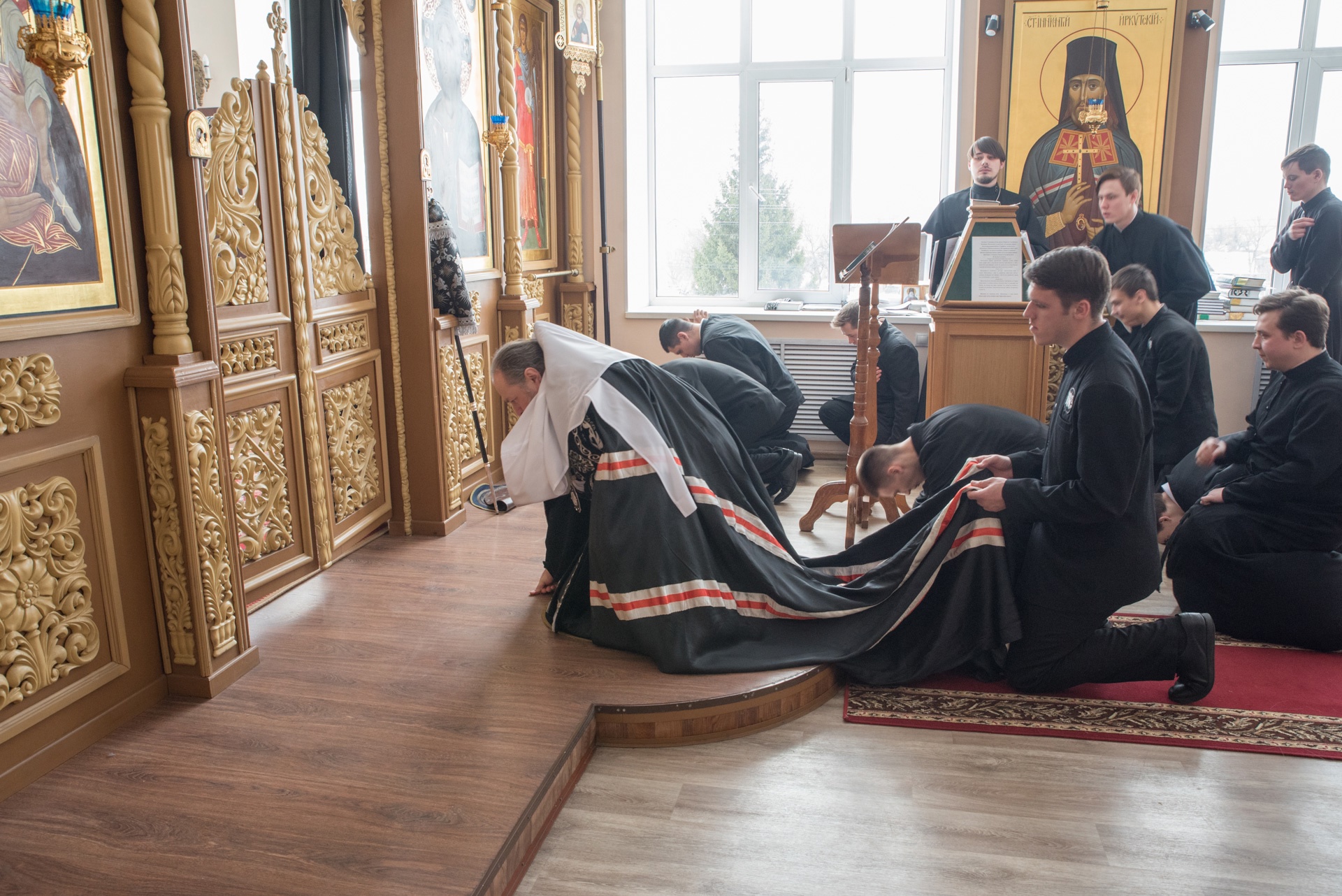 Во вторник первой седмицы Великого поста протоиерей Александр Филиппов молился за Архиерейским богослужением в храме святителя Иннокентия Иркутского при семинарии