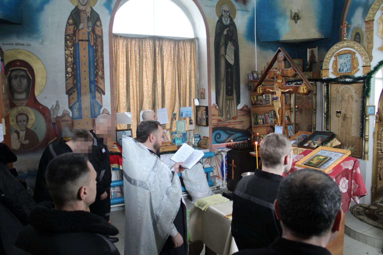 Протоиерей Антоний Шварев совершил чин великого освящения воды в храме при ИК-4