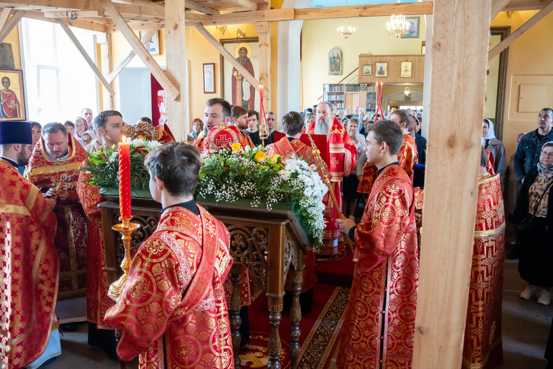 В день престольного праздника митрополит Серафим совершил литургию в нашем храме