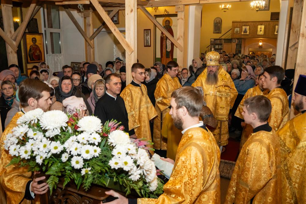 В канун престольного праздника митрополит Серафим совершил всенощное бдение в нашем храме