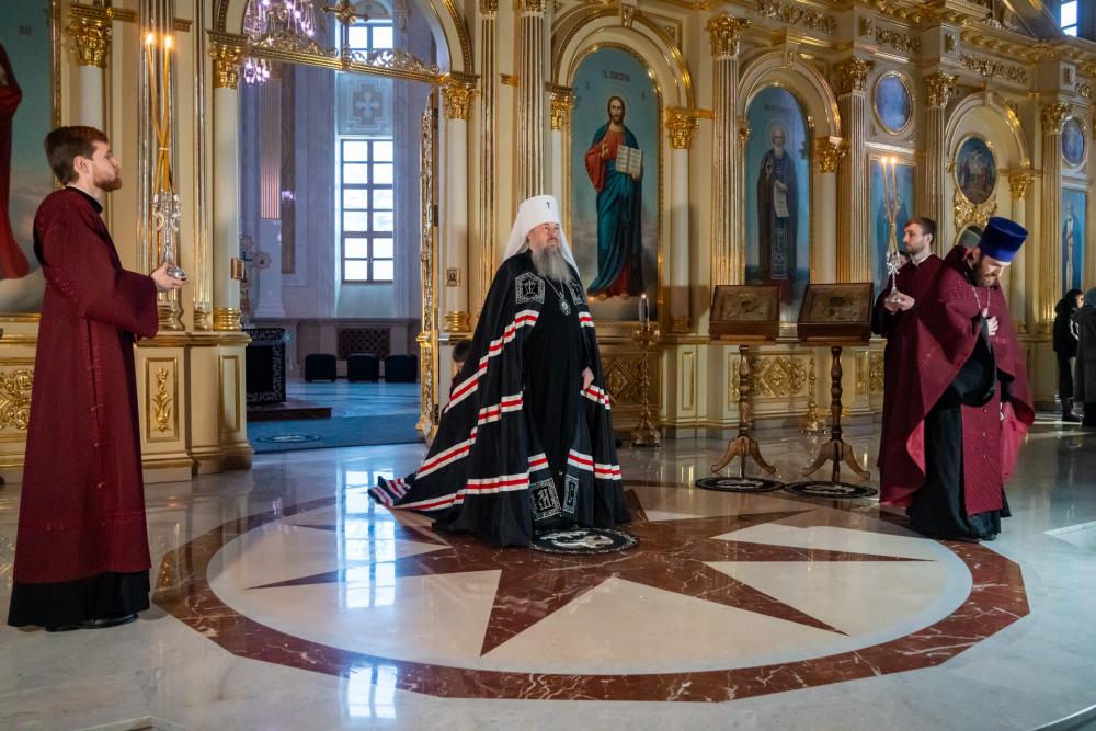 Настоятель протоиерей Александр Филиппов с клириками Никольского храма получили благословение на Великий пост от митрополита Серафима в Спасском кафедральном соборе города Пензы 
