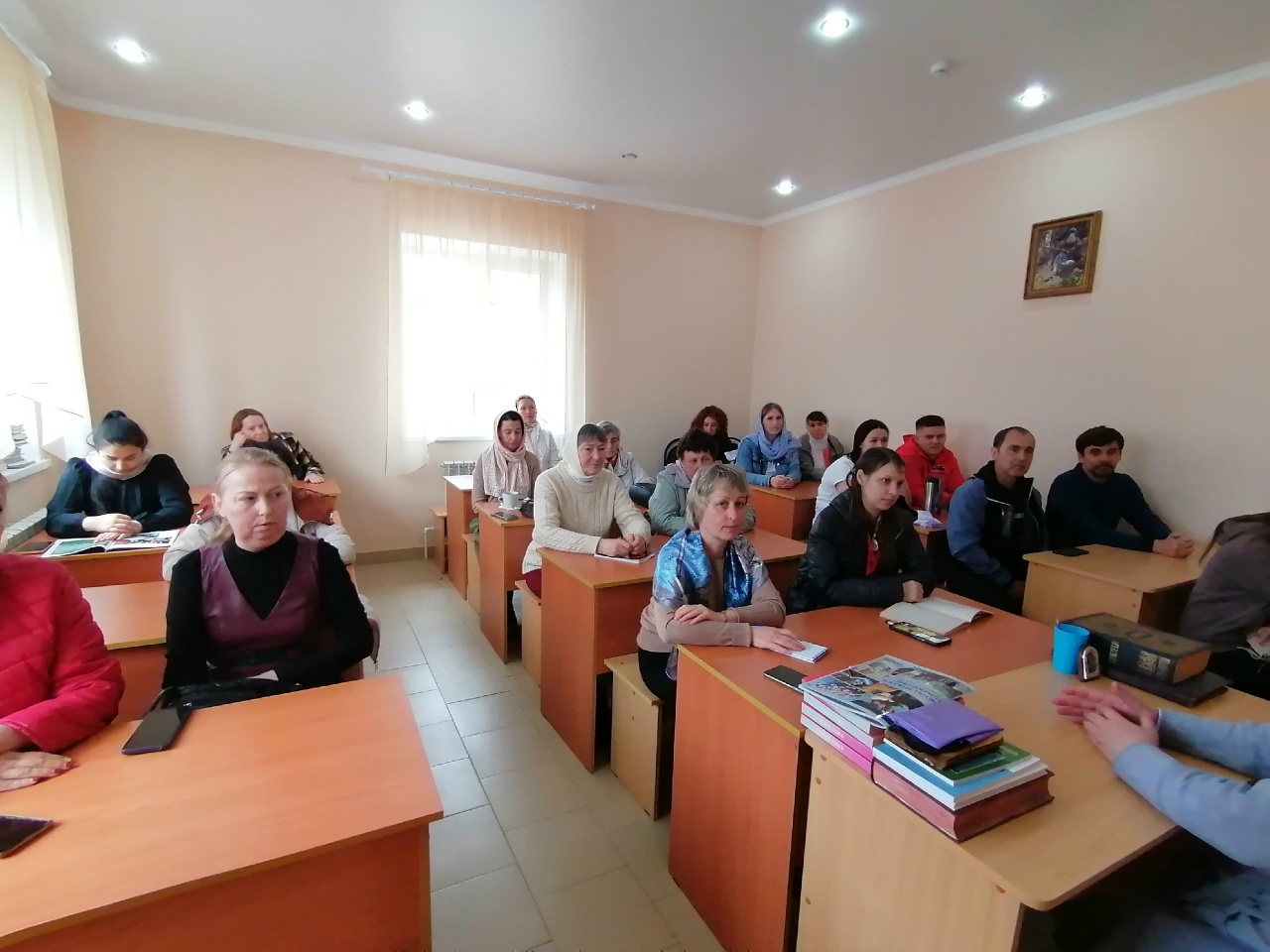 Настоятель провел беседу с паломниками