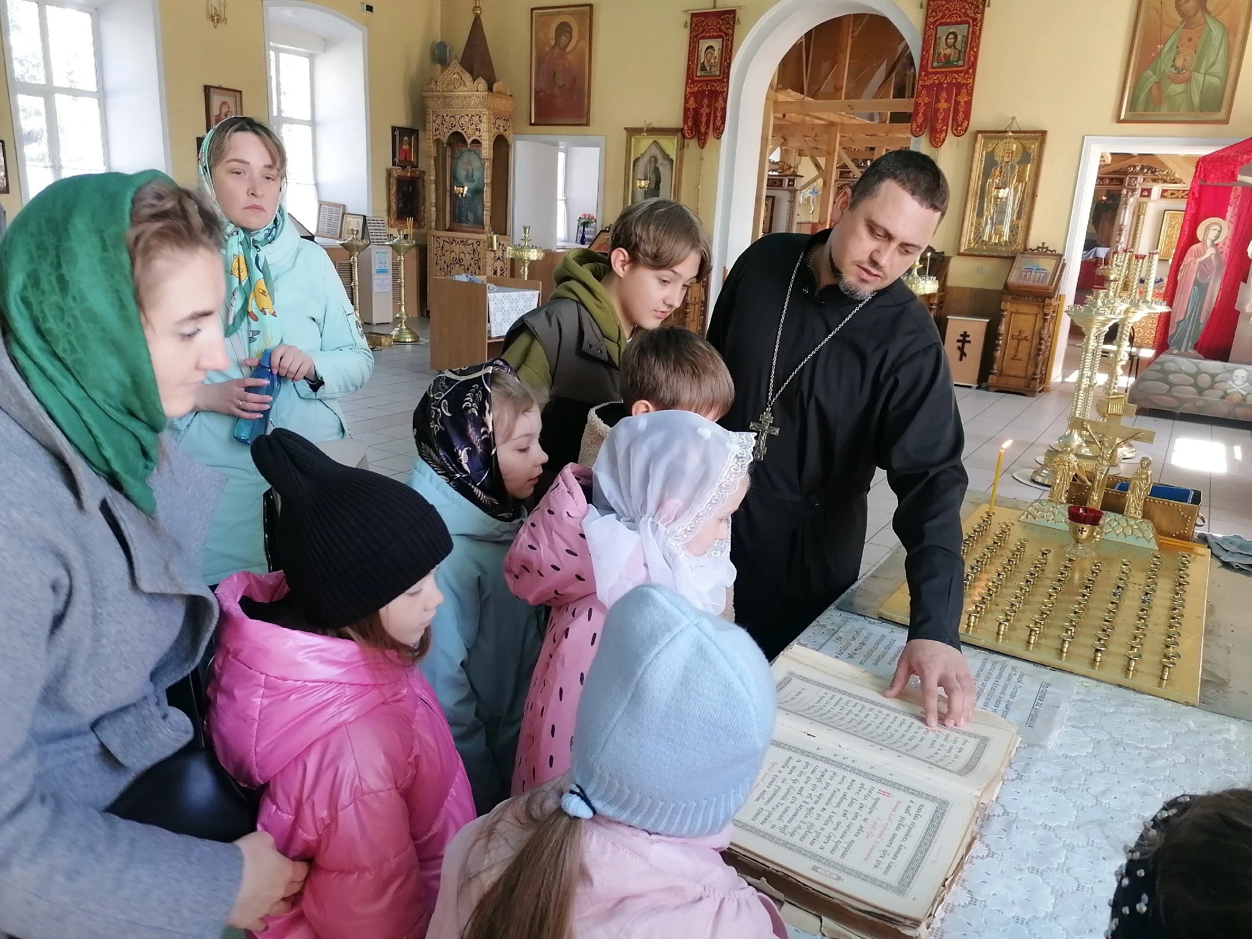 Священники встретились с учениками средней школы №1 города Спутник