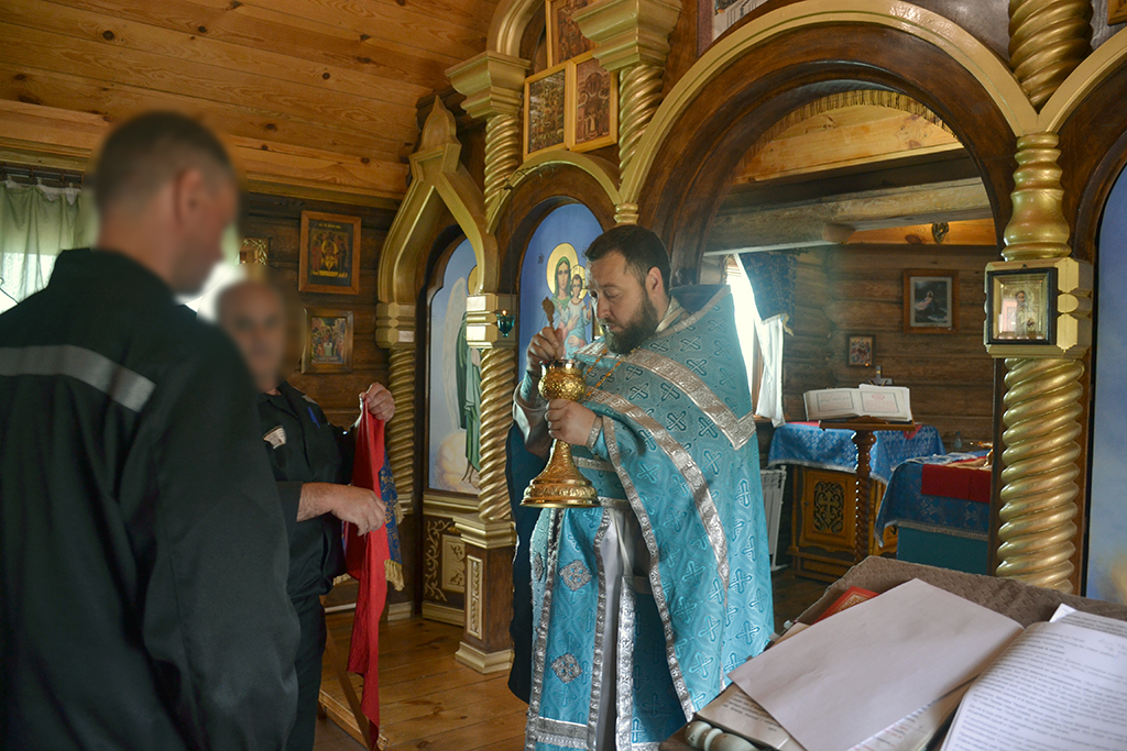 Протоиерей Антоний Шварёв совершил Божественную литургию в ИК-7