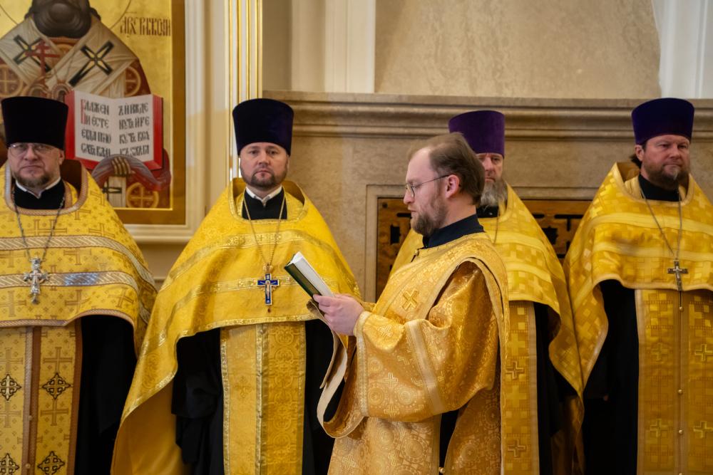 Протоиерей Александр Филиппов сослужил митрополиту Серафиму за уставным вечерним богослужением и новогодним молебном в Спасском кафедральном соборе