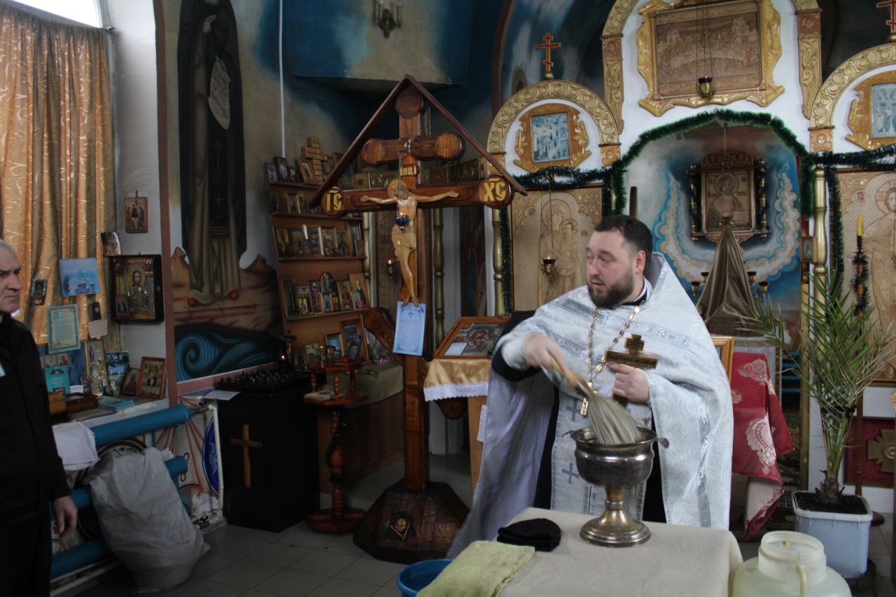 Протоиерей Антоний Шварев совершил чин великого освящения воды в храме при ИК-4