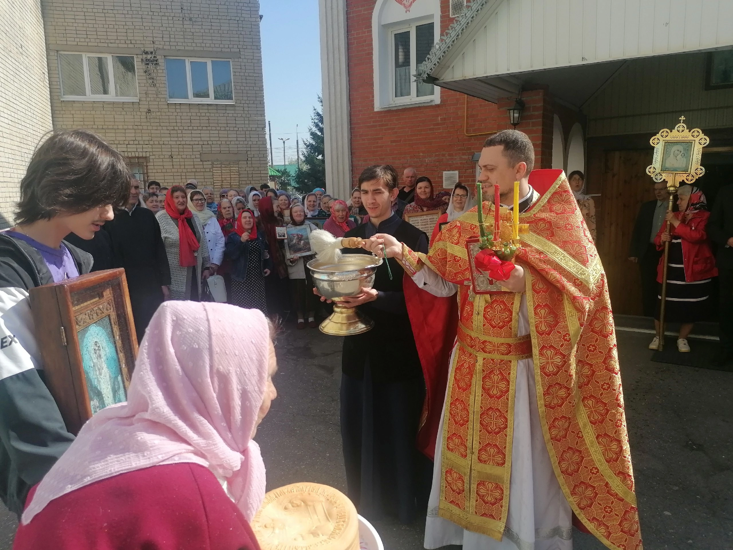 В пятницу Светлой седмицы иерей Владимир Журавлев совершил Божественную литургию