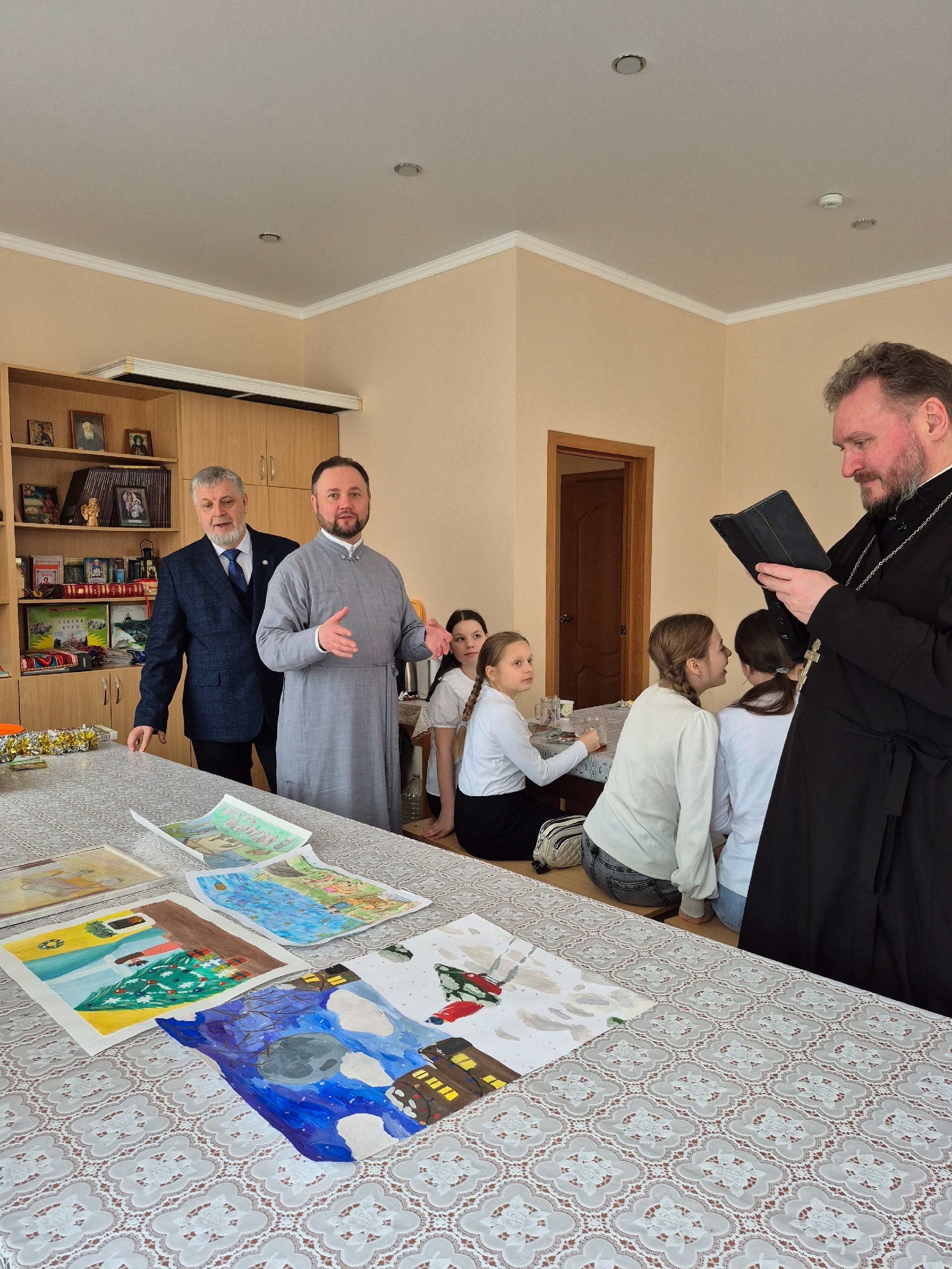 В воскресной школе "Азбука веры" состоялся конкурс рисунков "В ожидании Рождества"