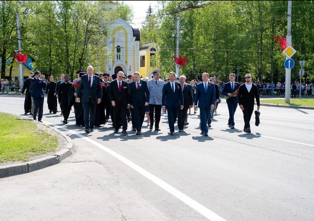 В День Победы протоиерей Александр Филиппов сослужил митрополиту Серафиму в храме Архангела Михаила города Пензы