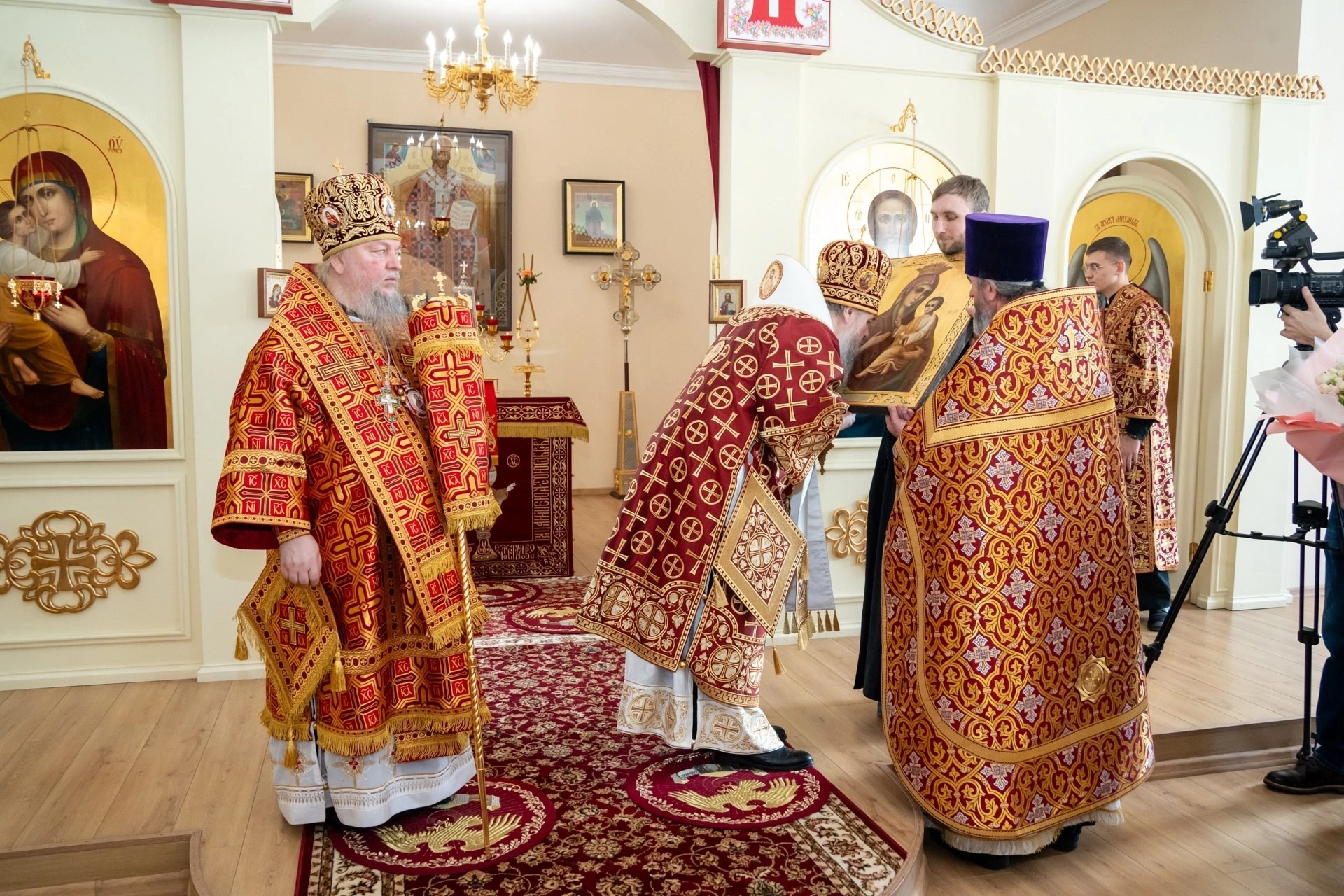 Протоиерей Александр Филиппов сослужил митрополиту Серафиму за литургией в Воскресенском храме при Пензенском епархиальном управлении