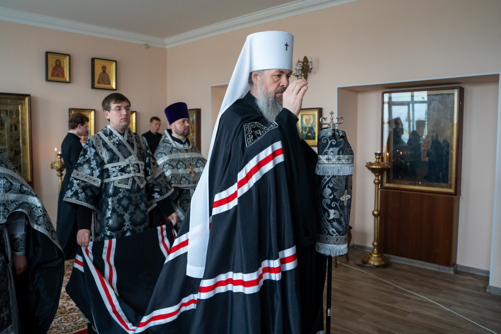 Протоиерей Александр Филиппов сослужил митрополиту Серафиму за Литургией Преждеосвященных Даров в храме святителя Иннокентия Иркутского при духовной семинарии