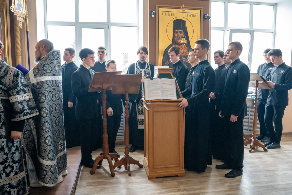 Протоиерей Александр Филиппов сослужил митрополиту Серафиму за Литургией Преждеосвященных Даров в храме святителя Иннокентия Иркутского при духовной семинарии