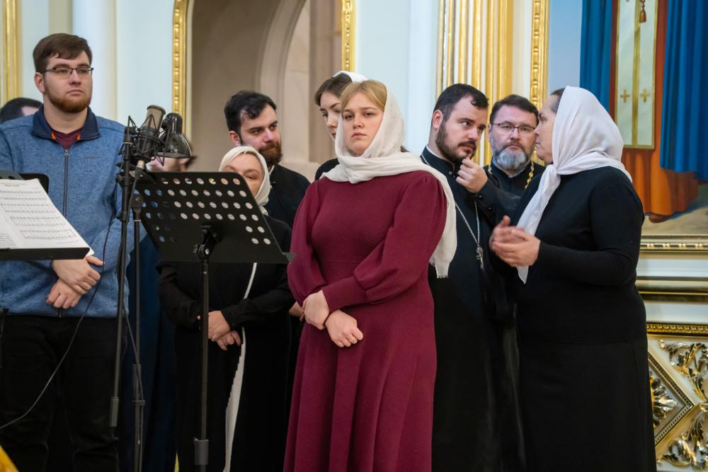 Протоиерей Александр Филиппов сослужил митрополиту Серафиму за уставным вечерним богослужением и новогодним молебном в Спасском кафедральном соборе