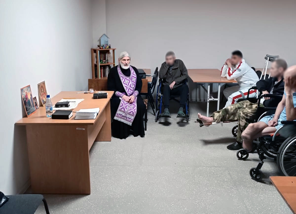 Священники посетили раненых во время специальной военной операции бойцов