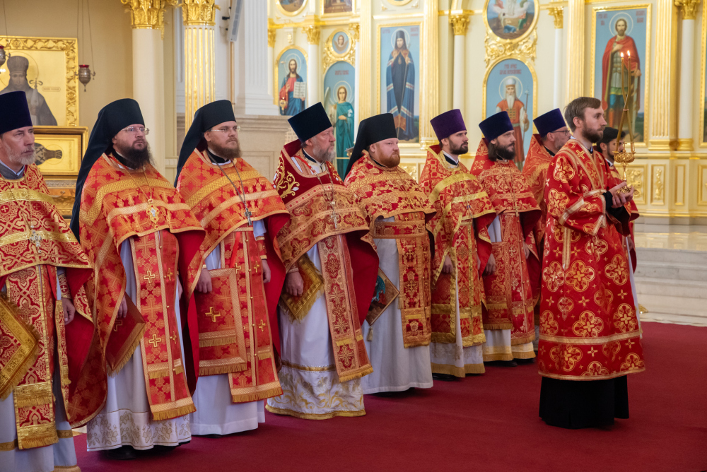   Протоиерей Александр Филиппов сослужил митрополиту Серафиму за литургией в  Спасском кафедральном соборе