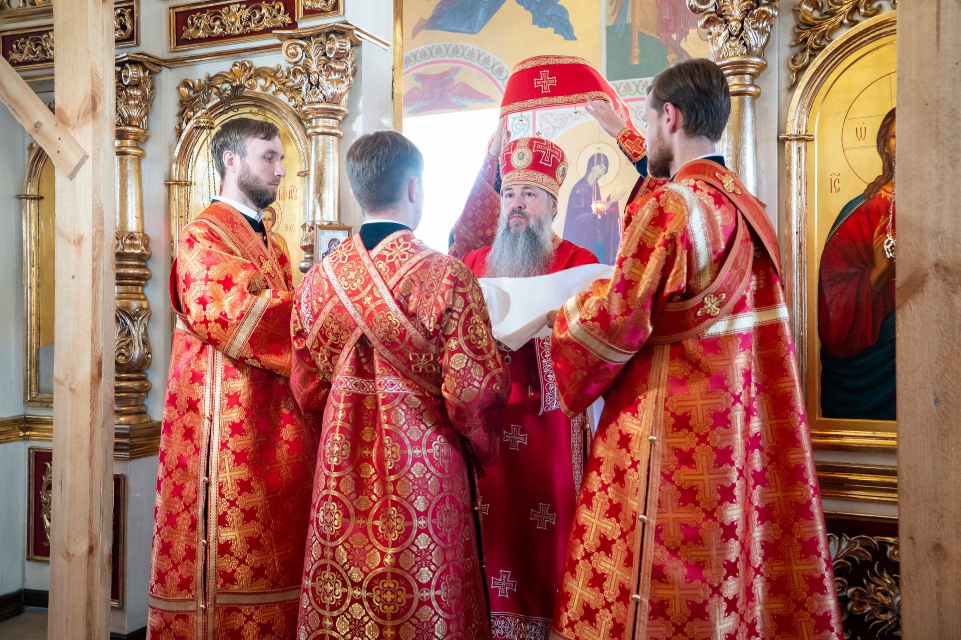 В день престольного праздника митрополит Серафим совершил литургию в нашем храме