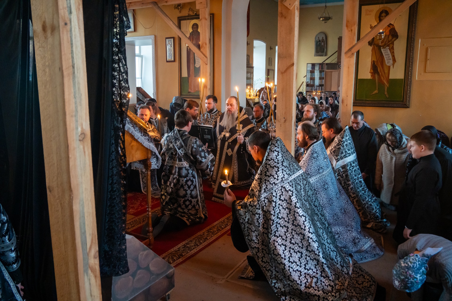 Митрополит Серафим совершил чин Пассии в нашем храме   