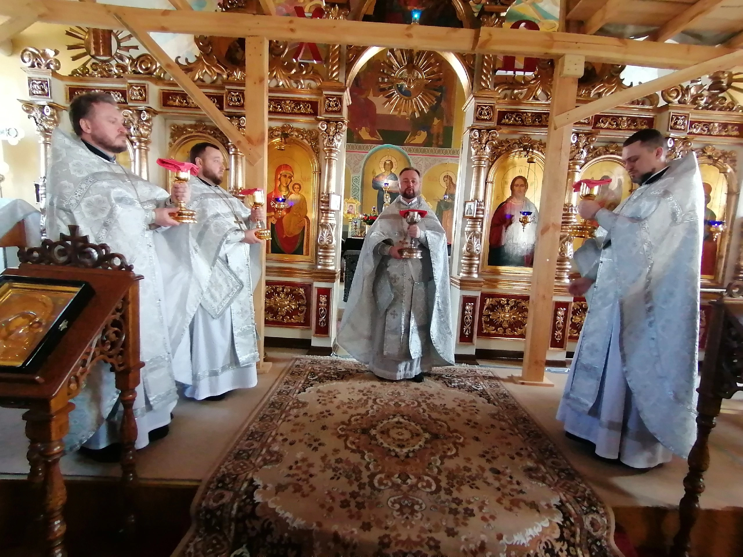 В Великую Субботу протоиерей Александр Филиппов совершил Литургию святителя Василия Великого