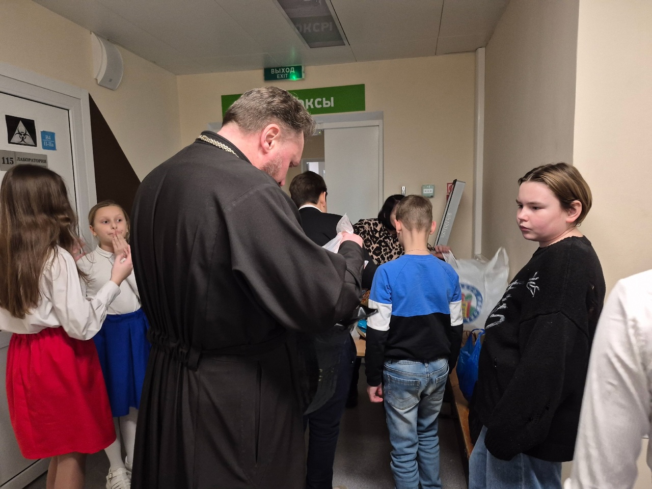 Воспитанники воскресной школы Никольского храма в Терновке  выступили с концертом для раненых военнослужащих