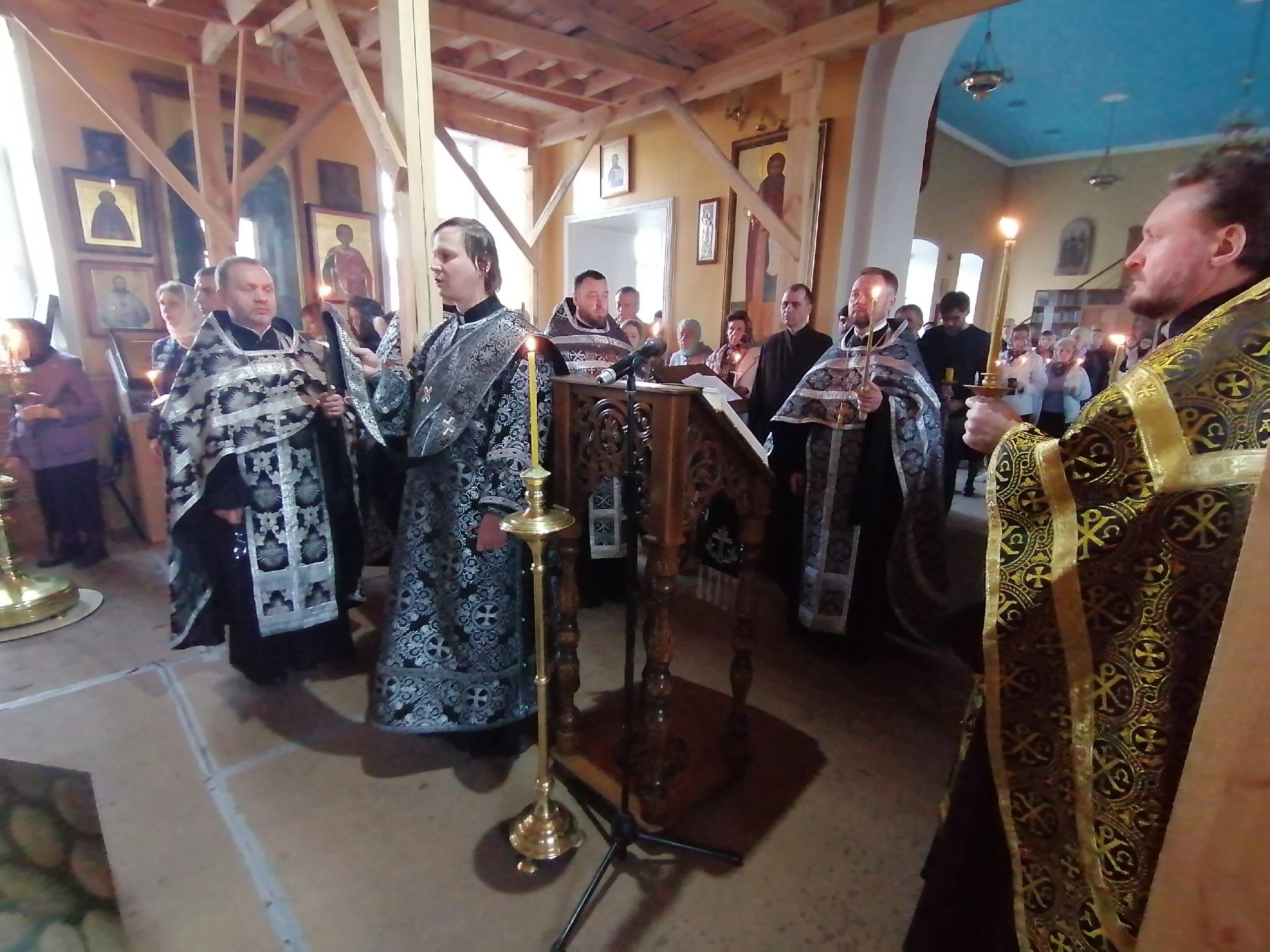 Протоиерей Александр Филиппов совершил утреню с чтением 12-ти Евангелий Страстей Христовых