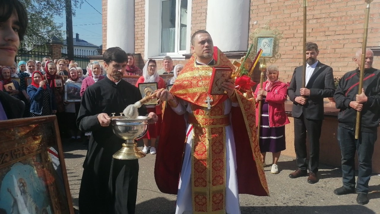 В пятницу Светлой седмицы иерей Владимир Журавлев совершил Божественную литургию