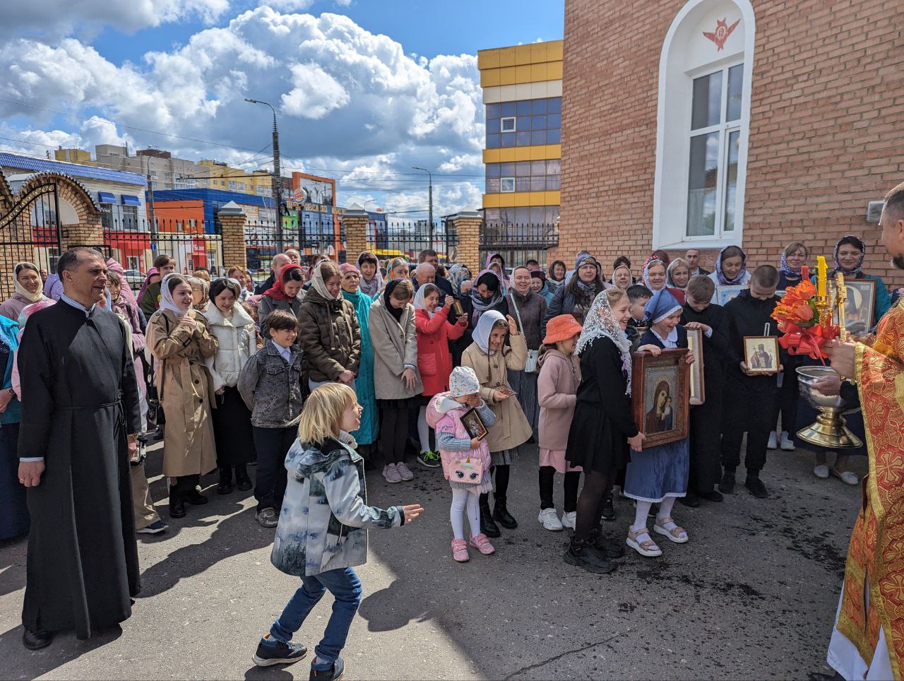 Богослужения в Неделю о расслабленном 