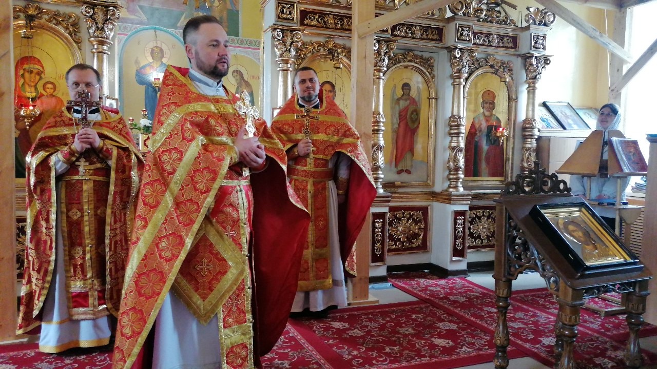 В субботу 3-й седмицы по Пасхе протоиерей Александр Филиппов поздравил регента с днем рождения 