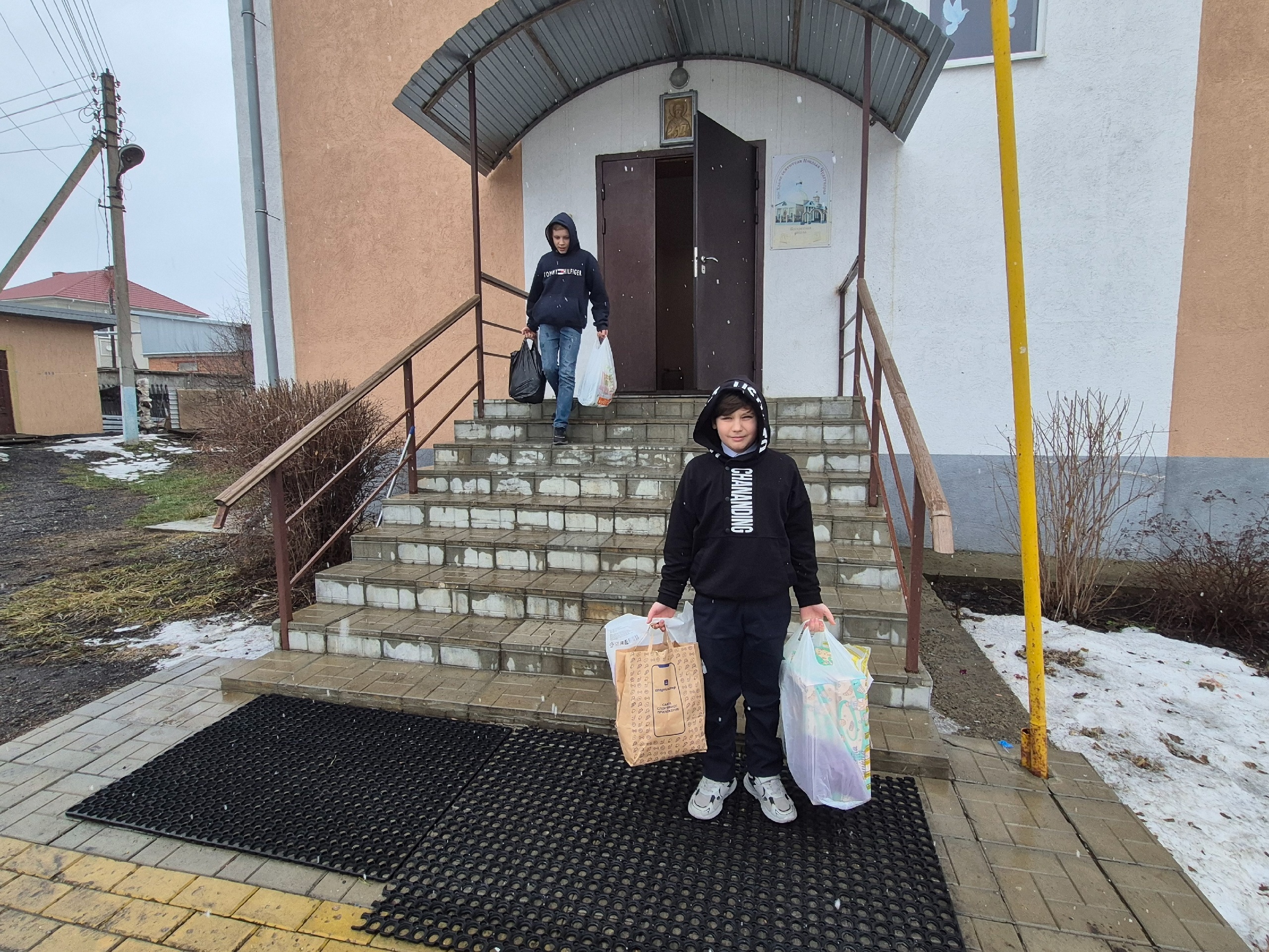 Дети из воскресной школы Никольского храма участвовали во Всероссийской акции"Письмо и посылка солдату"