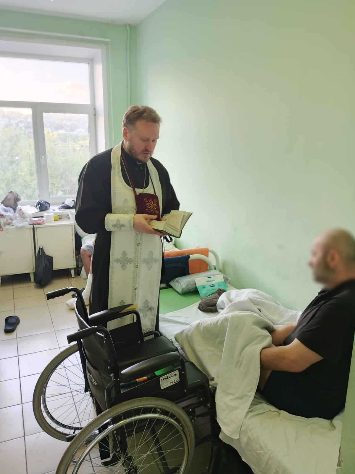 Священники посетили раненых участников СВО в военном госпитале Пензы
