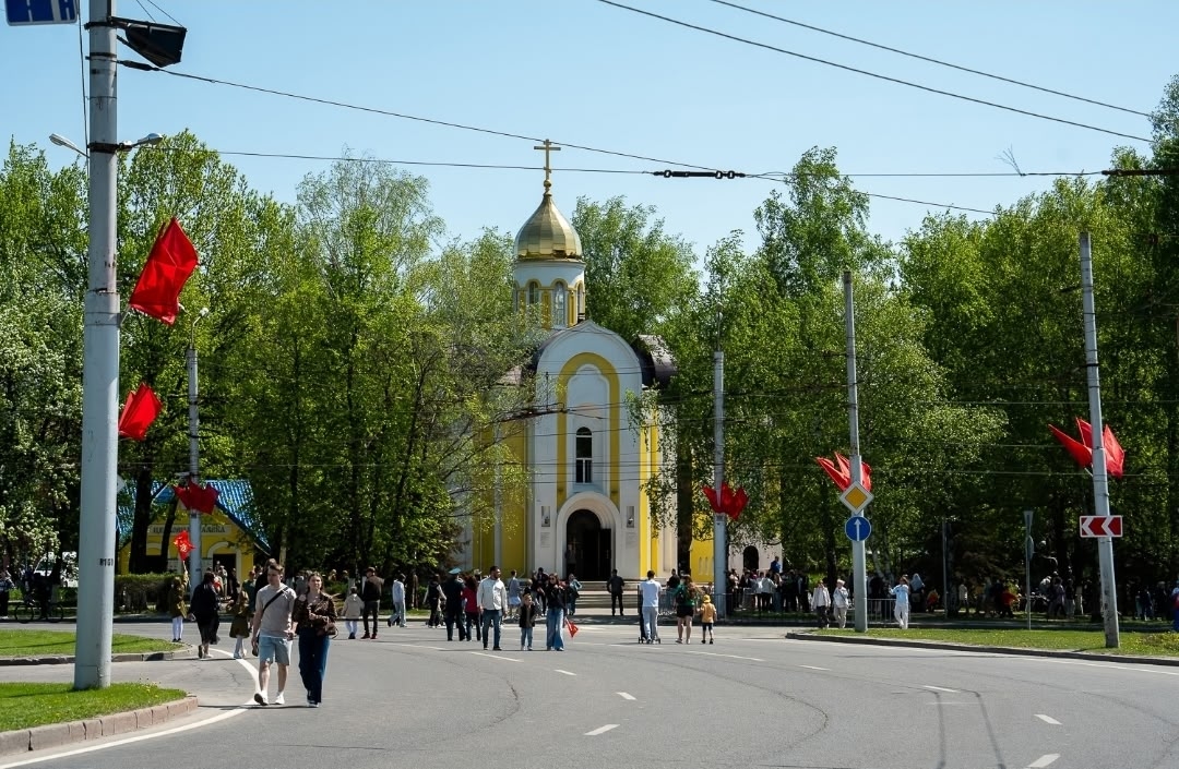 В День Победы протоиерей Александр Филиппов сослужил митрополиту Серафиму в храме Архангела Михаила города Пензы