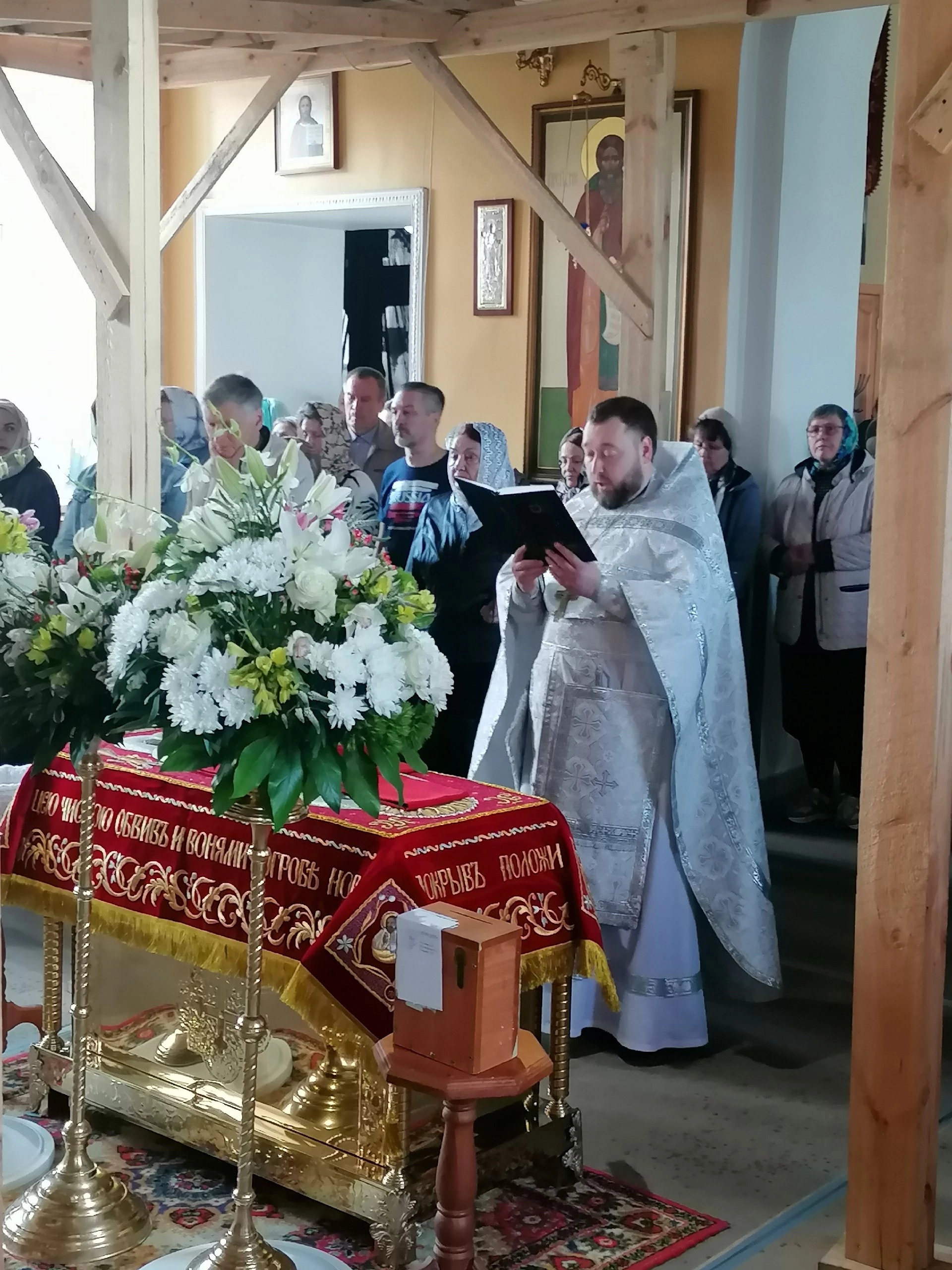 В Великую Субботу протоиерей Александр Филиппов совершил Литургию святителя Василия Великого