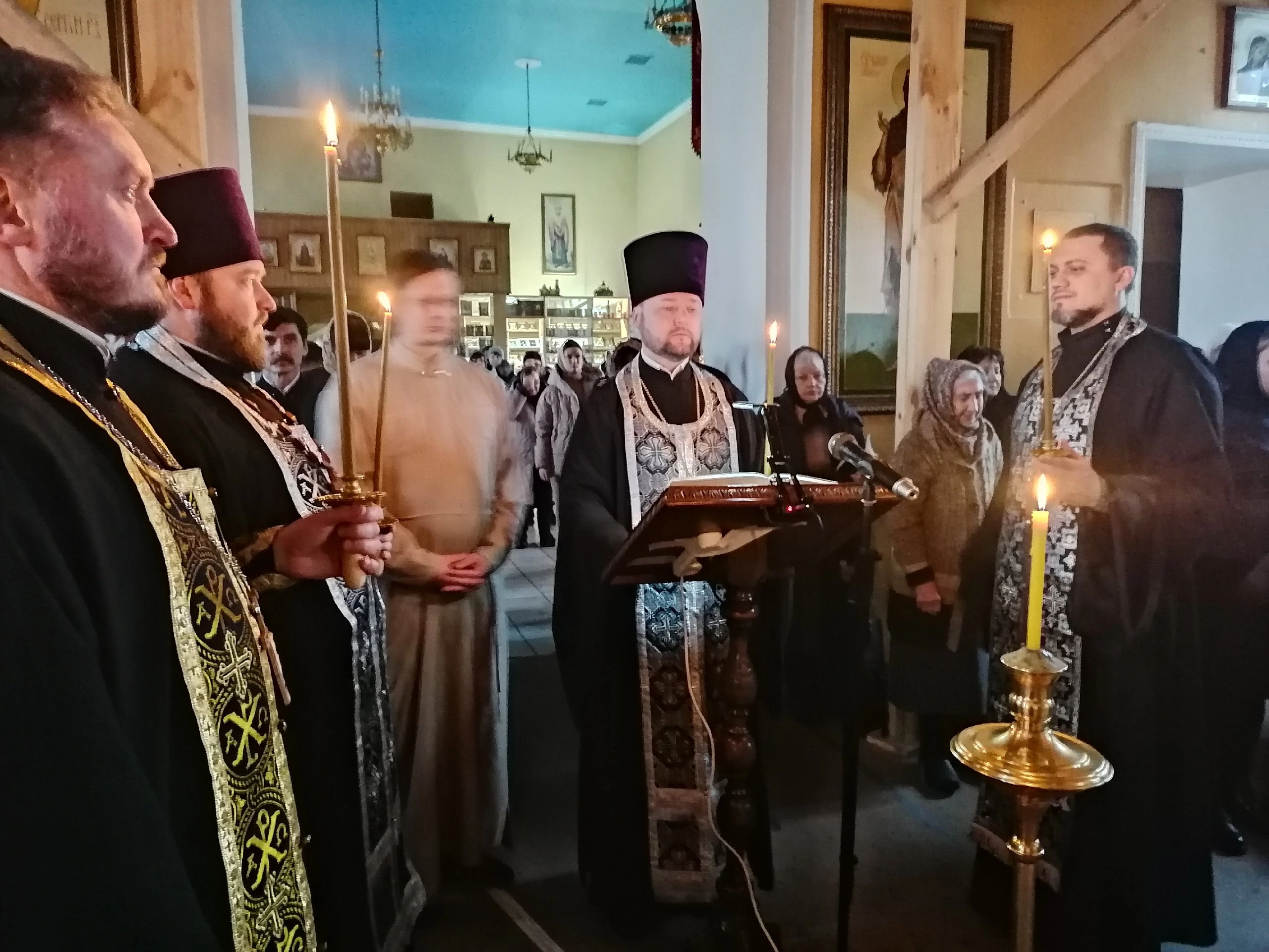 Протоиерей Александр Филиппов совершил повечерие с чтением второй части Великого покаянного канона преподобного Андрея Критского