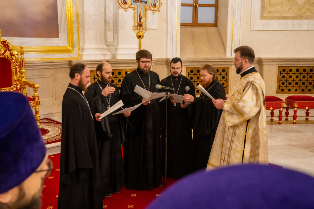 В праздник Рождества Христова протоиерей Александр Филиппов сослужил иерархам Пензенской митрополии за великой вечерней в Спасском кафедральном соборе