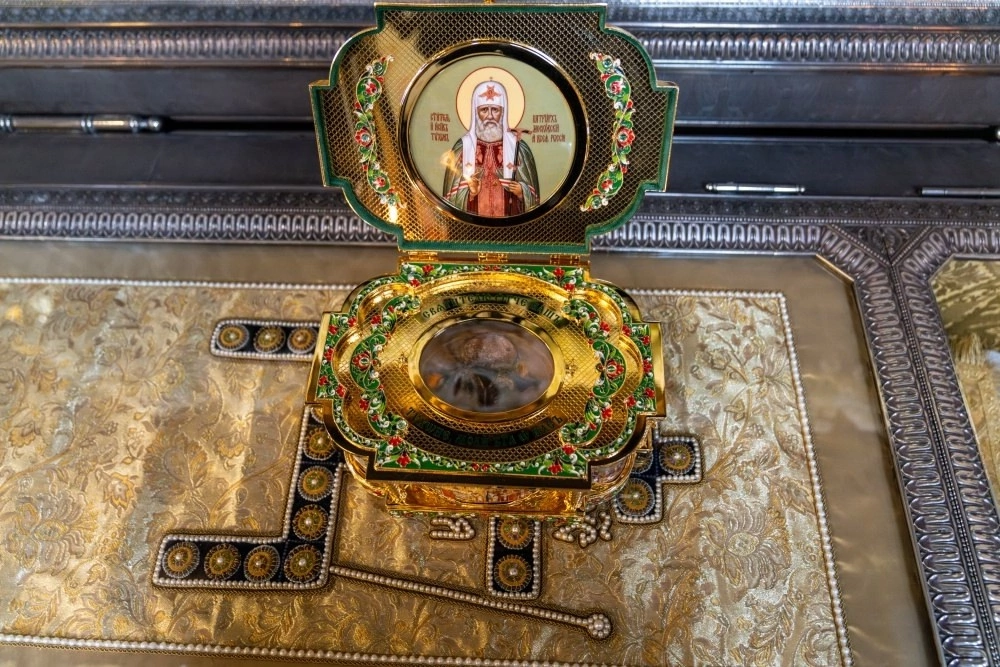 Иерей Владимир Журавлев совершил акафист святителю Тихону в Кафедральном соборе