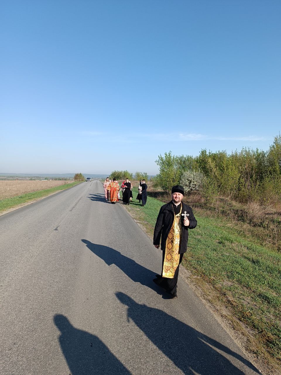Протоиерей Александр Филиппов возглавил крестный ход до храма в честь иконы Божией Матери «Живоносный источник» с. Большая Валяевка