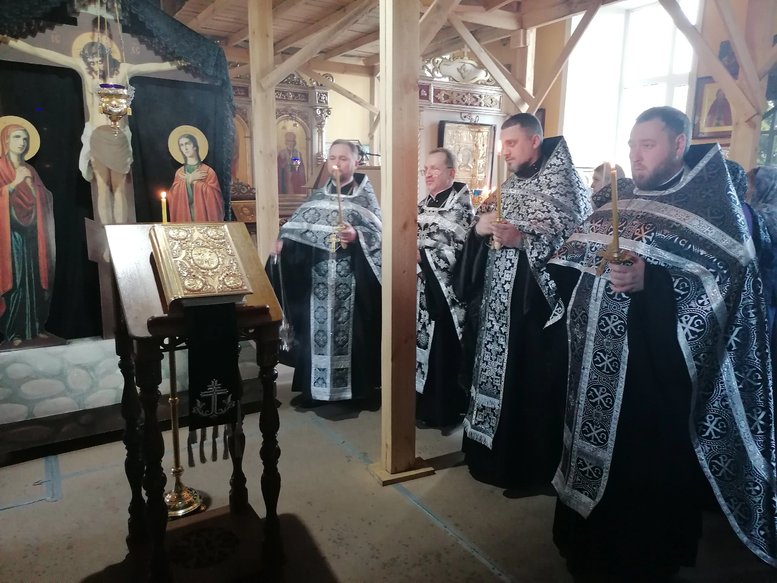 Протоиерей Александр Филиппов совершил утреню с чтением 12-ти Евангелий Страстей Христовых