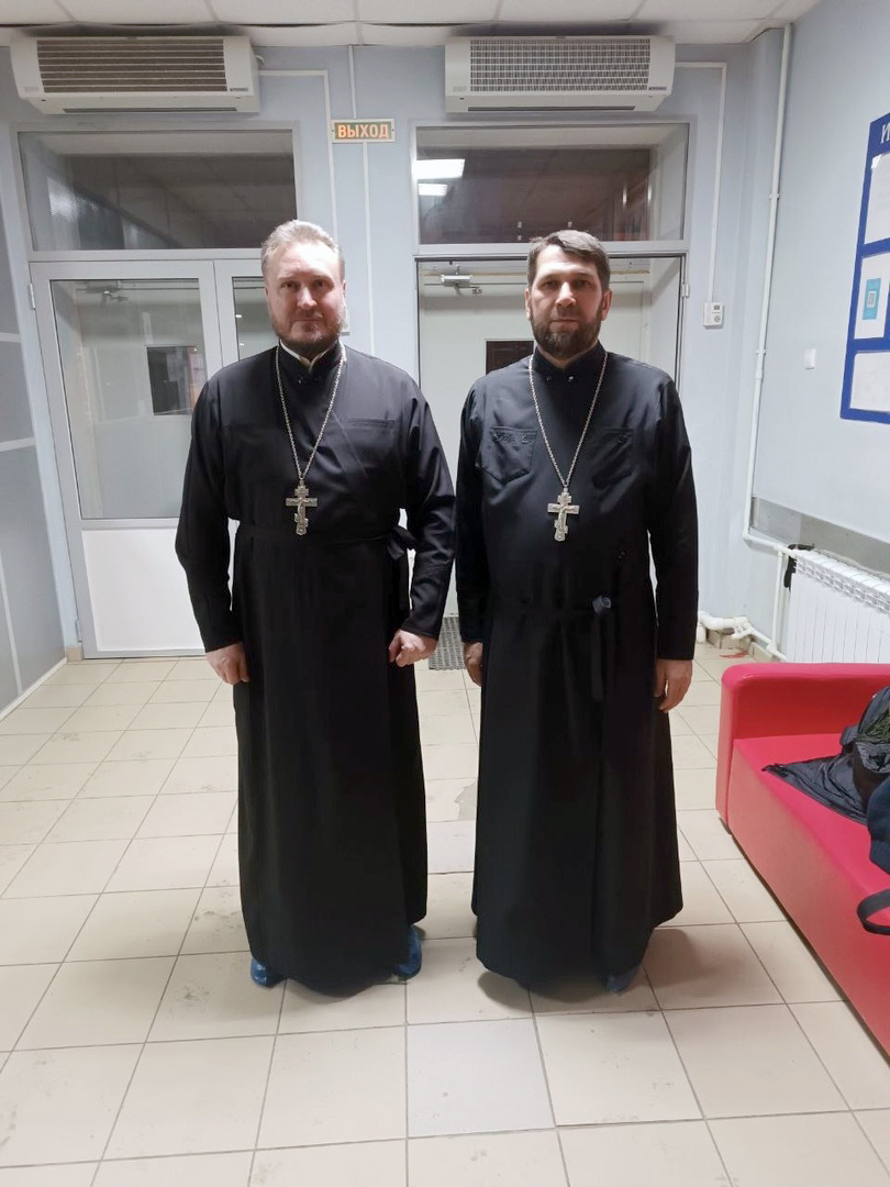 Священники посетили раненых во время специальной военной операции военнослужащих