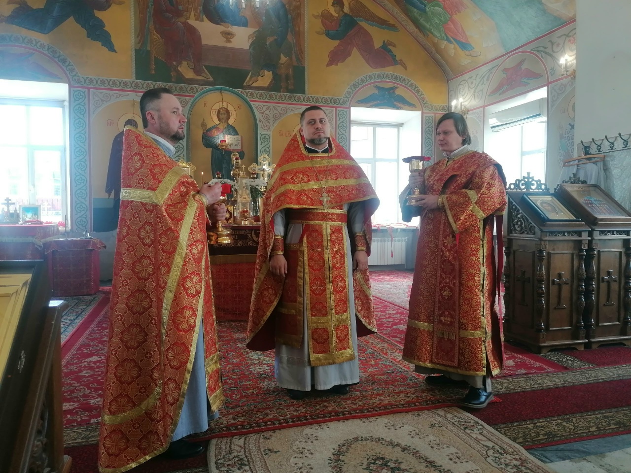 Богослужения в Неделю о расслабленном