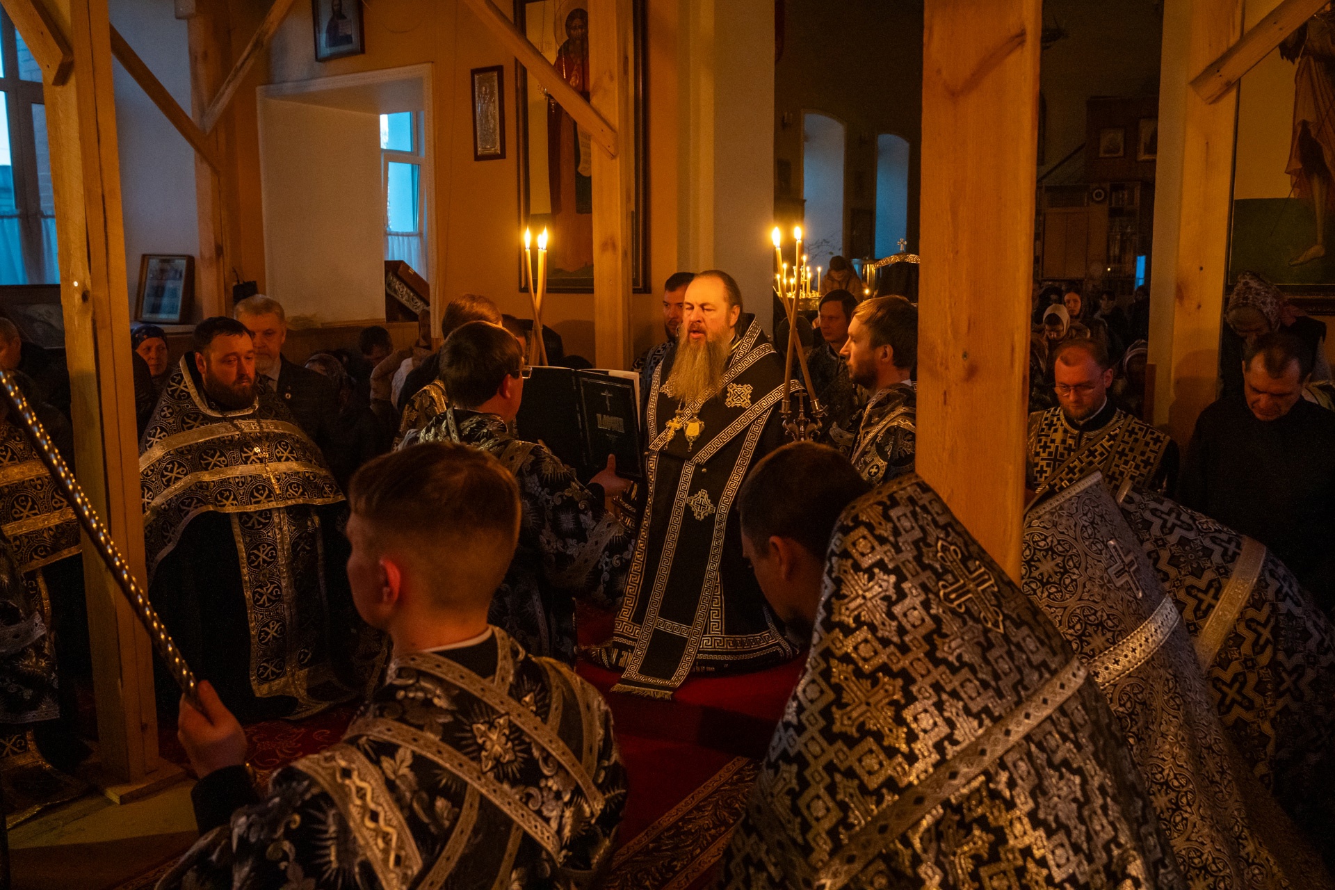 Митрополит Серафим совершил чин Пассии в нашем храме   