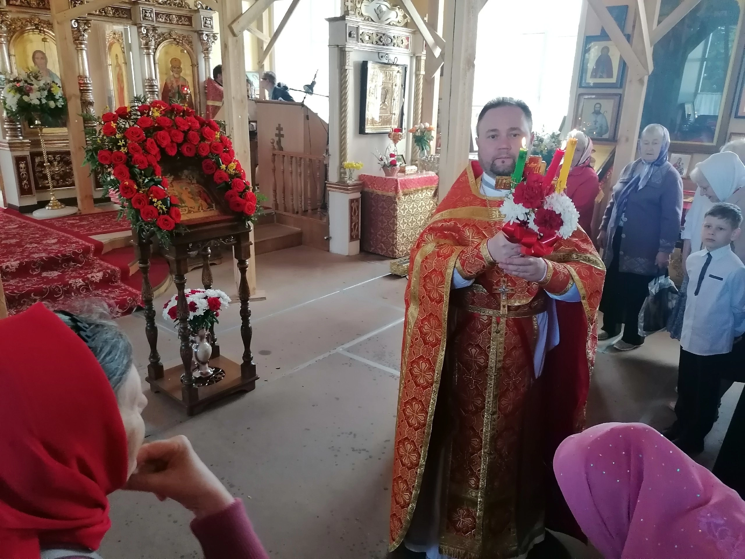 В понедельник Светлой седмицы протоиерей Александр Филиппов совершил Божественную литургию