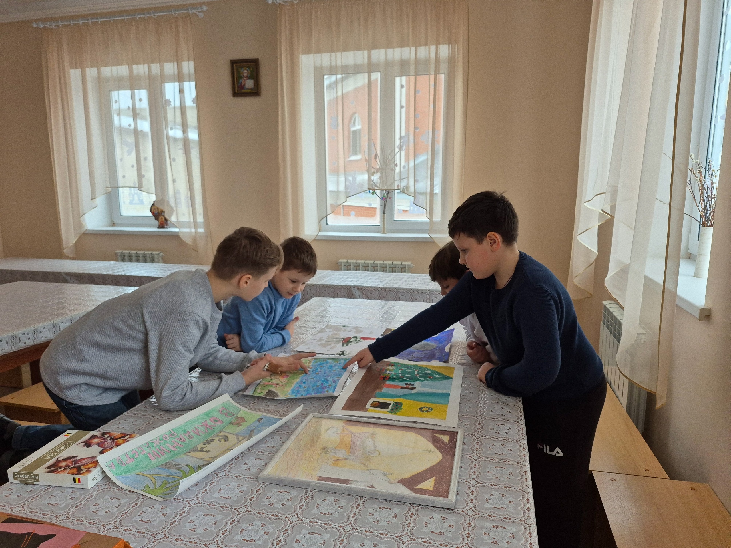 В воскресной школе "Азбука веры" состоялся конкурс рисунков "В ожидании Рождества"