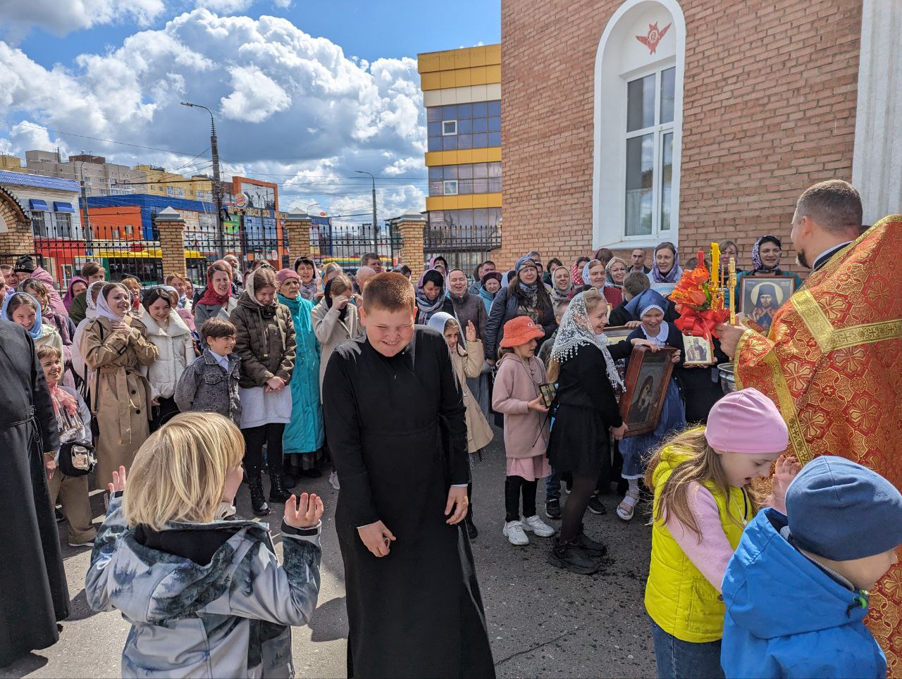 Богослужения в Неделю о расслабленном 