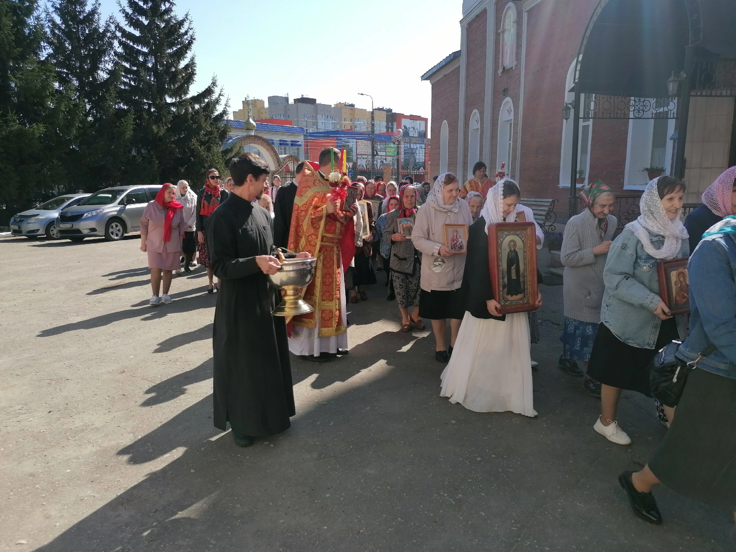 В четверг Светлой седмицы иерей Владимир Журавлев совершил Божественную литургию