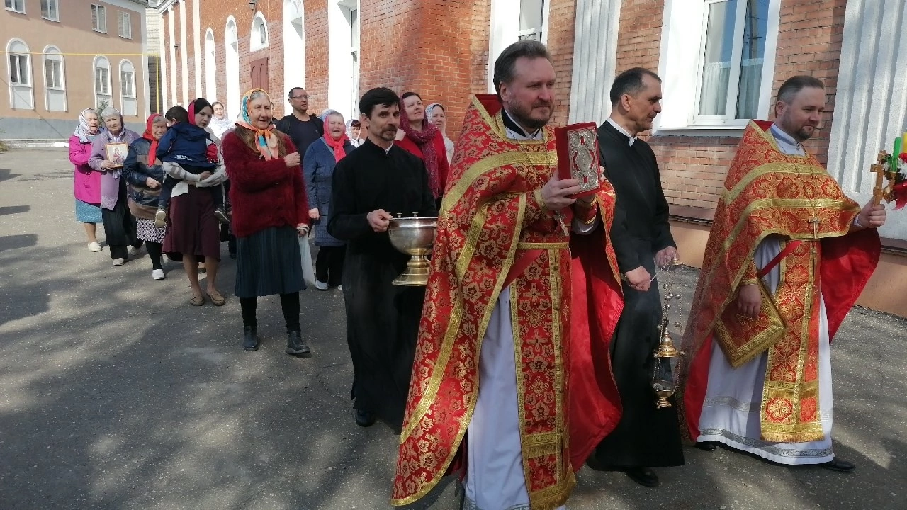 В понедельник Светлой седмицы протоиерей Александр Филиппов совершил Божественную литургию