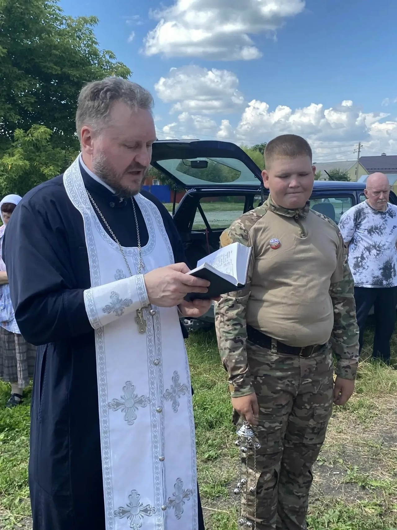 Иерей Сергий Карасёв посетил пункт сбора помощи для участников СВО в с. Воскресеновка
