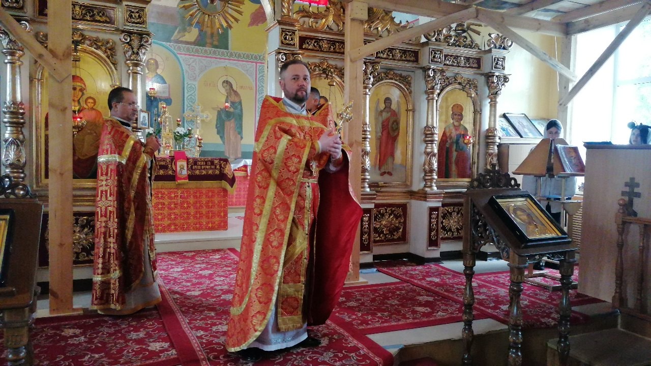 В субботу 3-й седмицы по Пасхе протоиерей Александр Филиппов поздравил регента с днем рождения 