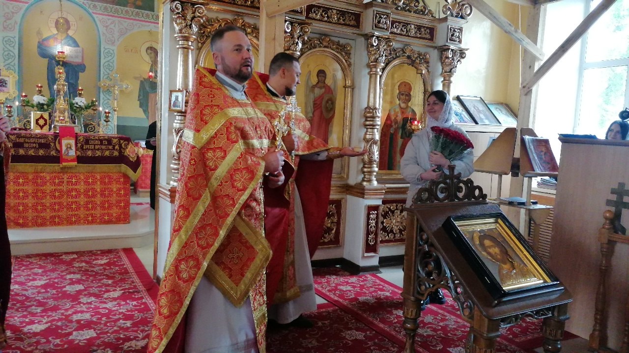 В субботу 3-й седмицы по Пасхе протоиерей Александр Филиппов поздравил регента с днем рождения 