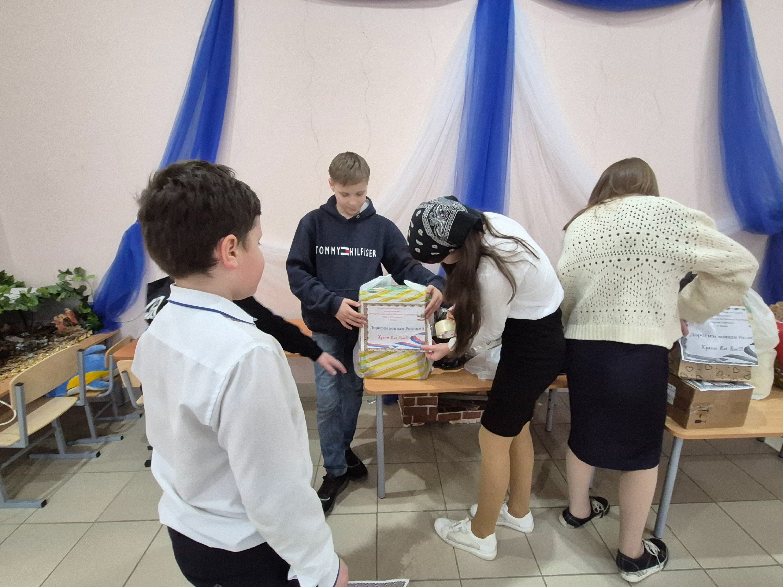 Дети из воскресной школы Никольского храма участвовали во Всероссийской акции"Письмо и посылка солдату"